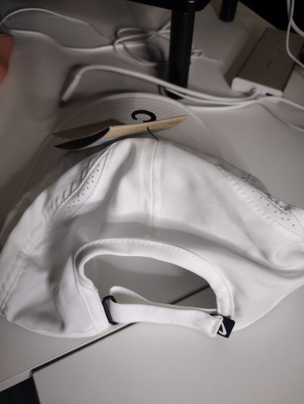 NWT Nike White and Black Swoosh Dri-Fit Unisex Training Cap - Picture 2 of 2